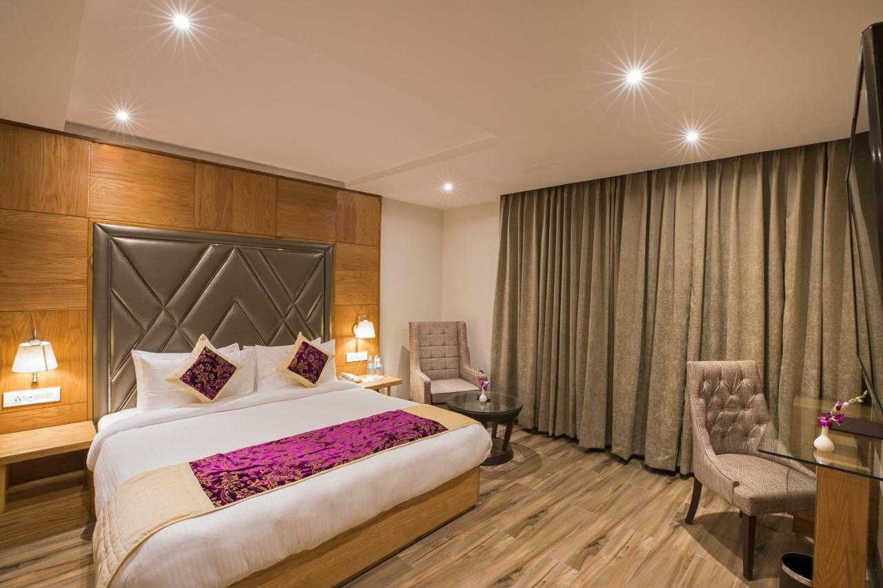 Regenta Central Cassia Zirakpur Chandigarh Esterno foto